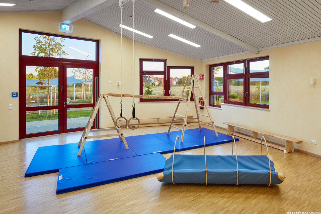 Bild, das einen Blick auf die großzügig ausgerichtete Turnhalle der Kita zeigt, die jedem Kind genug Freiheit und Möglichkeiten bietet, sich ausgewogen und mit Freude zu betätigen